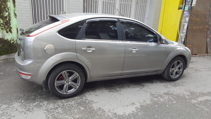 Có bán Focus 2011 màu xám tự động dòng xe hatchback phiên bản 1.8