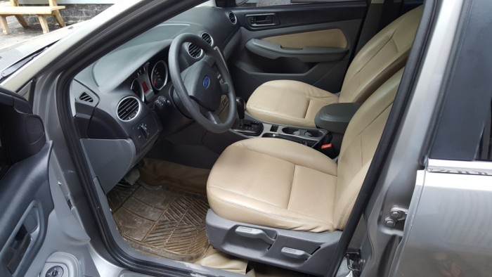 Có bán Focus 2011 màu xám tự động dòng xe hatchback phiên bản 1.8