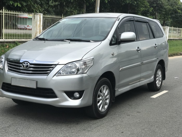 Bán Toyota Innova 2.0E màu bạc cuối 2013 form cuối