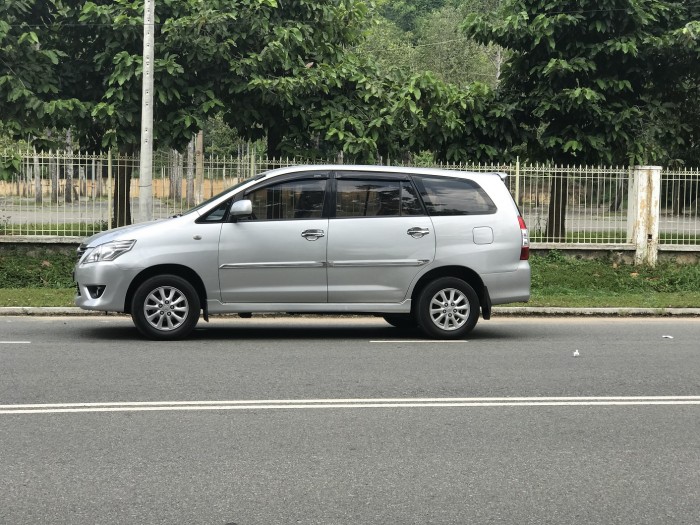 Bán Toyota Innova 2.0E màu bạc cuối 2013 form cuối