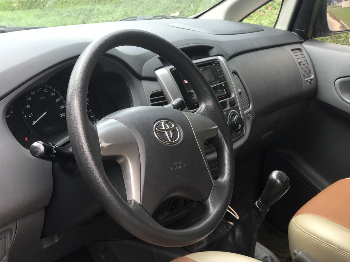 Bán Toyota Innova 2.0E màu bạc cuối 2013 form cuối