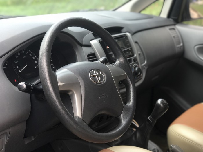 Bán Toyota Innova 2.0E màu bạc cuối 2013 form cuối