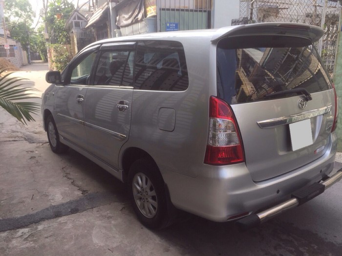 Bán chiếc Innova E đời 2013 phiên bản E màu bạc số sàn
