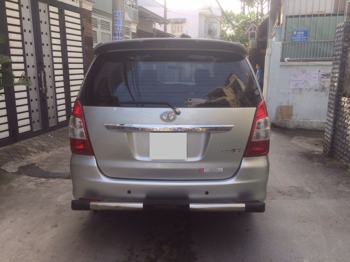 Bán chiếc Innova E đời 2013 phiên bản E màu bạc số sàn