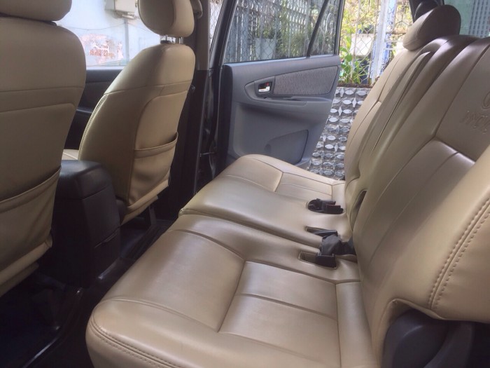 Bán chiếc Innova E đời 2013 phiên bản E màu bạc số sàn