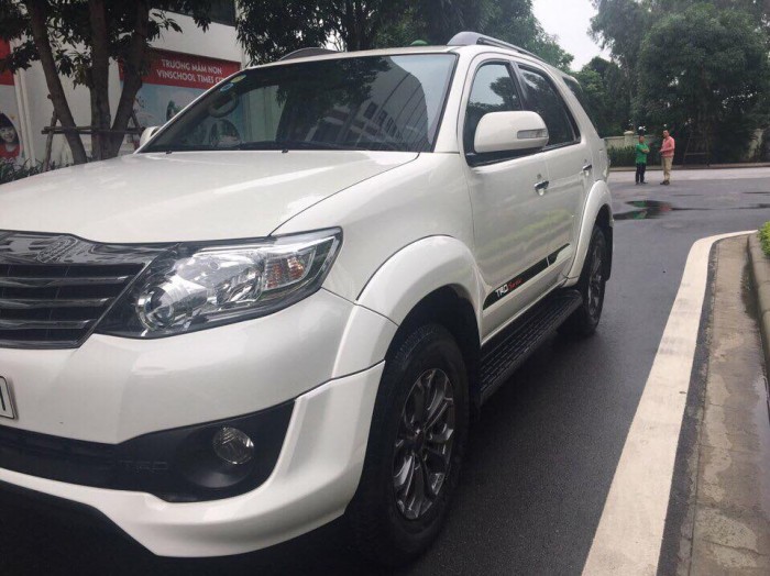 Cần bán Toyota Fortuner Sportivo 2014 at màu trắng còn mới 99.9%