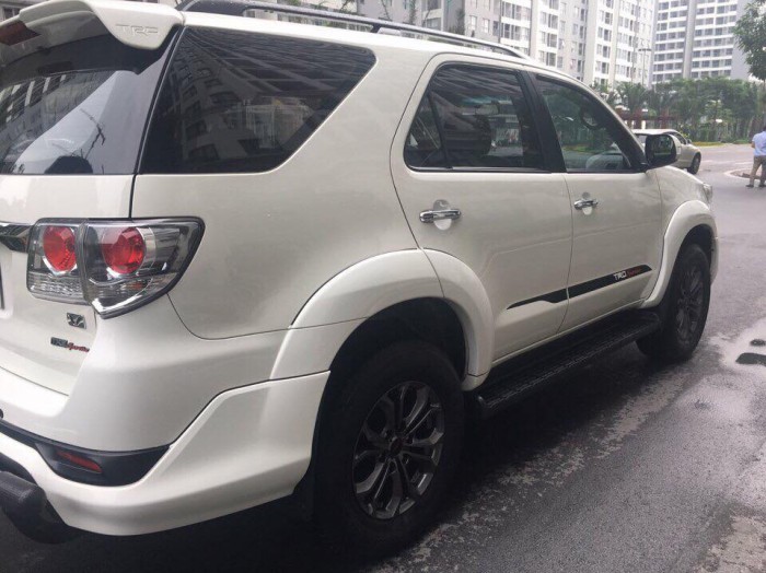 Cần bán Toyota Fortuner Sportivo 2014 at màu trắng còn mới 99.9%