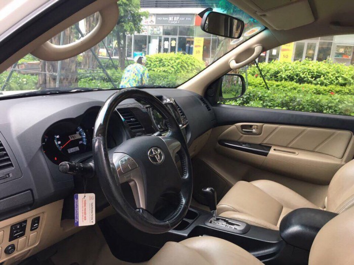 Cần bán Toyota Fortuner Sportivo 2014 at màu trắng còn mới 99.9%