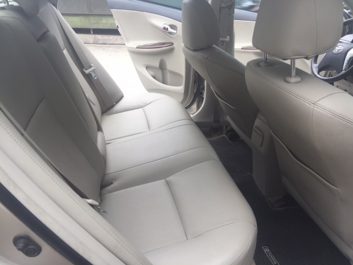 Bán chiếc Altis 2014 phiên bản 1.8at màu vàng kim đẹp zin
