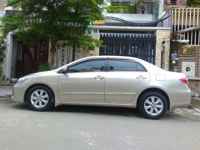 Bán chiếc Altis 2014 phiên bản 1.8at màu vàng kim đẹp zin
