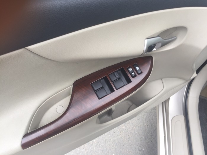 Bán chiếc Altis 2014 phiên bản 1.8at màu vàng kim đẹp zin