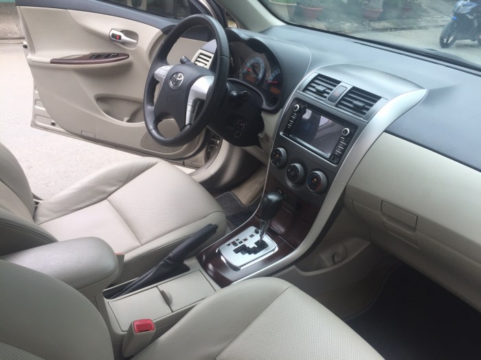 Bán chiếc Altis 2014 phiên bản 1.8at màu vàng kim đẹp zin