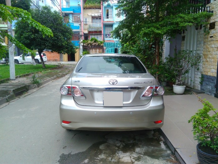Bán chiếc Altis 2014 phiên bản 1.8at màu vàng kim đẹp zin