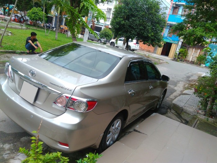Bán chiếc Altis 2014 phiên bản 1.8at màu vàng kim đẹp zin