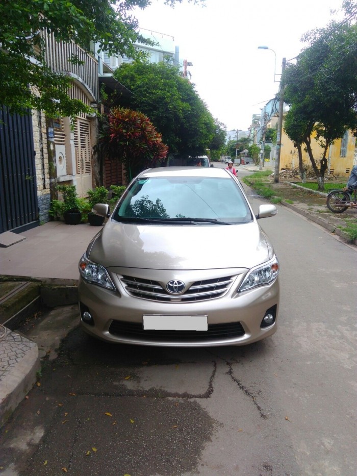 Bán chiếc Altis 2014 phiên bản 1.8at màu vàng kim đẹp zin