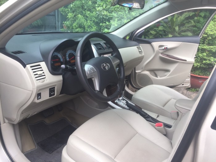 Bán chiếc Altis 2014 phiên bản 1.8at màu vàng kim đẹp zin