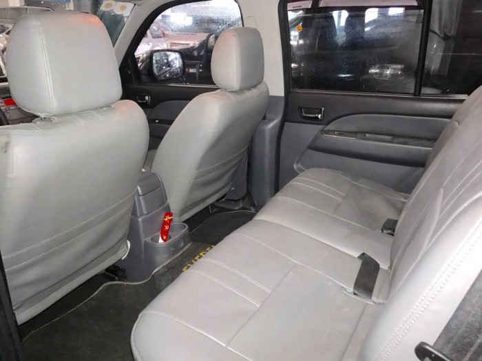 Ford Everest 4x2 MT màu đen sx 2013