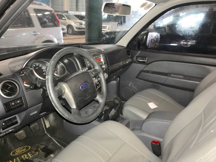 Ford Everest 4x2 MT màu đen sx 2013