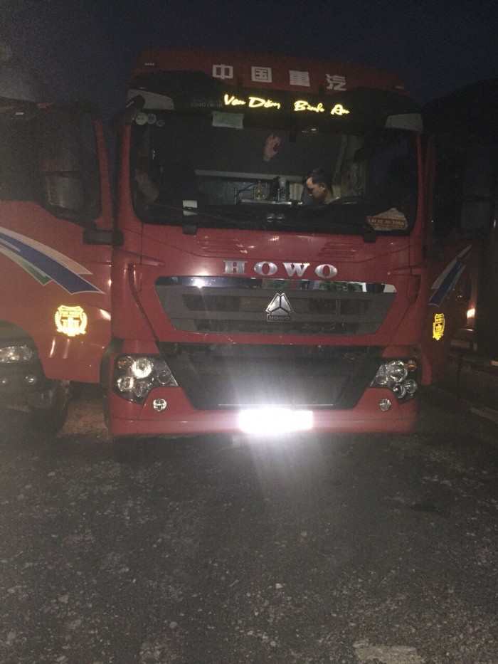 Bán xe tải howo 5 chân màu đỏ SX 2015
