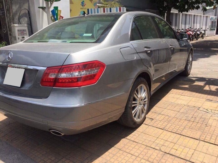 Bán chiếc Mercedes E300 2009at màu xám đẹp như mới