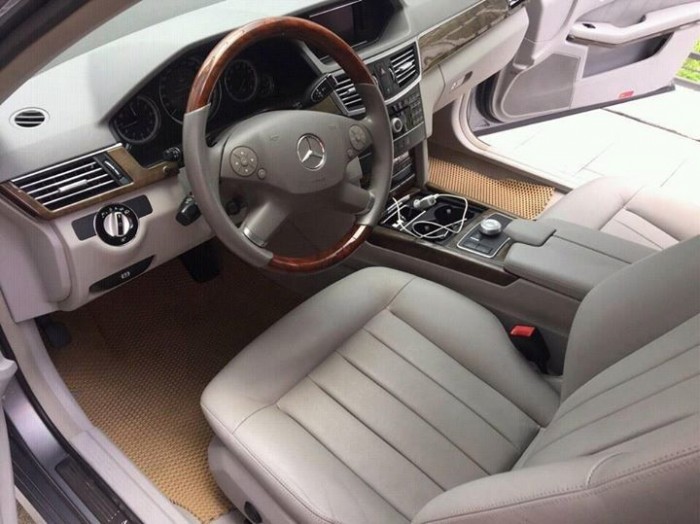 Bán chiếc Mercedes E300 2009at màu xám đẹp như mới