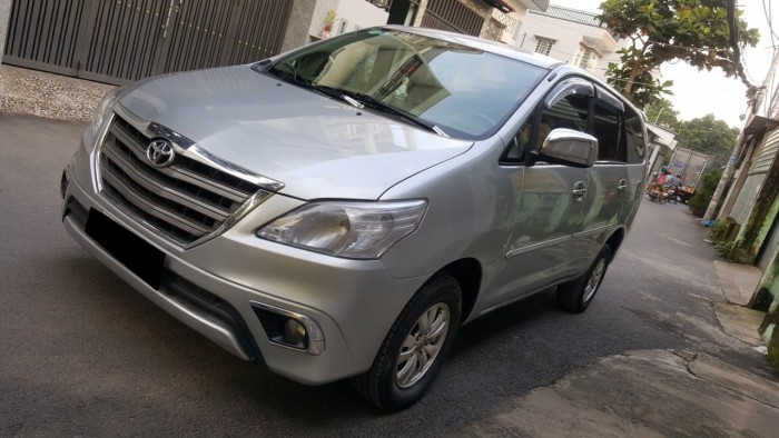 Cần bán xe Innova 2008 số sàn màu bạc phom mới xe gia đình
