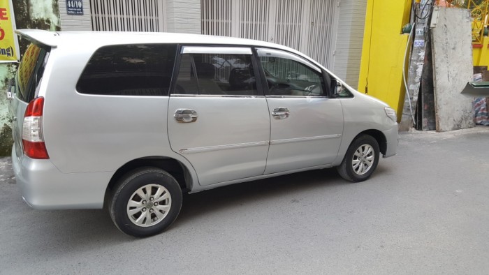 Cần bán xe Innova 2008 số sàn màu bạc phom mới xe gia đình