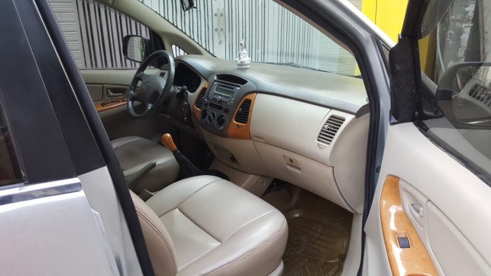Cần bán xe Innova 2008 số sàn màu bạc phom mới xe gia đình