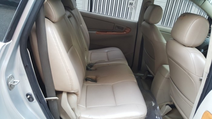 Cần bán xe Innova 2008 số sàn màu bạc phom mới xe gia đình