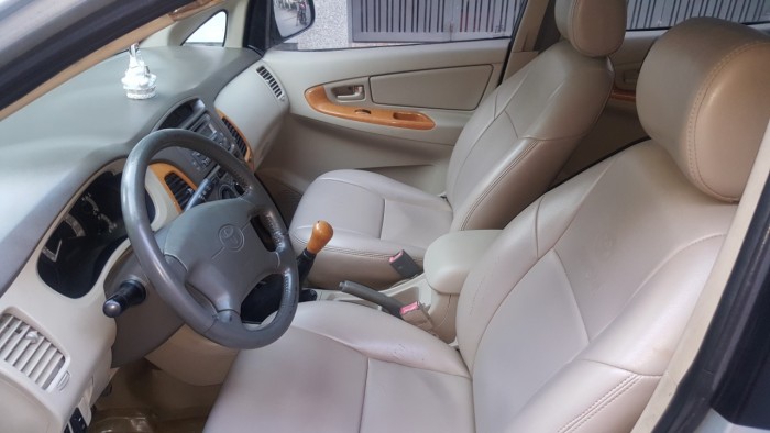 Cần bán xe Innova 2008 số sàn màu bạc phom mới xe gia đình