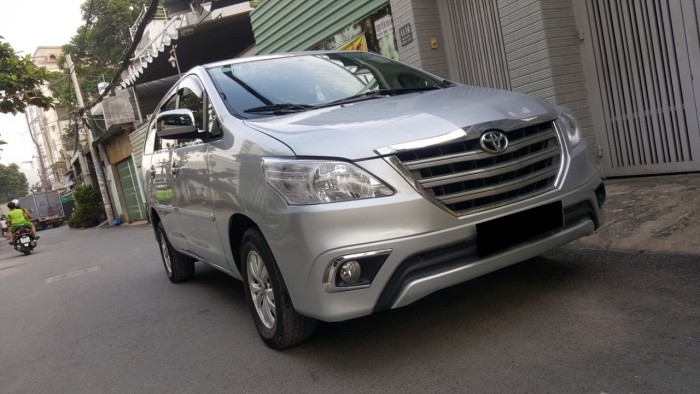 Cần bán xe Innova 2008 số sàn màu bạc phom mới xe gia đình