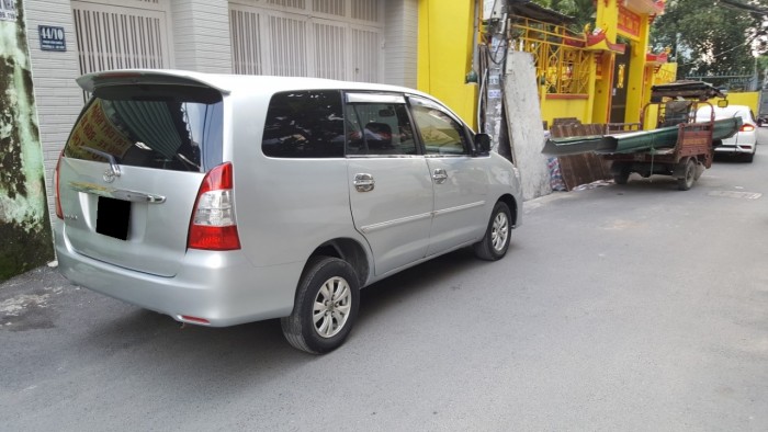 Cần bán xe Innova 2008 số sàn màu bạc phom mới xe gia đình