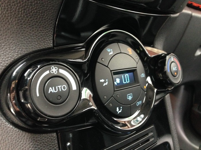 Ford Fiesta EcoBoost Sport 1.0at 2015 hatchback màu trắng