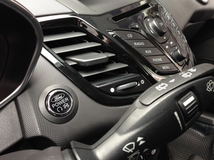Ford Fiesta EcoBoost Sport 1.0at 2015 hatchback màu trắng