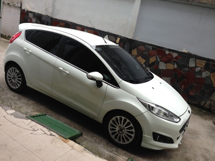 Ford Fiesta EcoBoost Sport 1.0at 2015 hatchback màu trắng