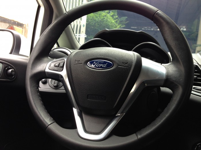 Ford Fiesta EcoBoost Sport 1.0at 2015 hatchback màu trắng