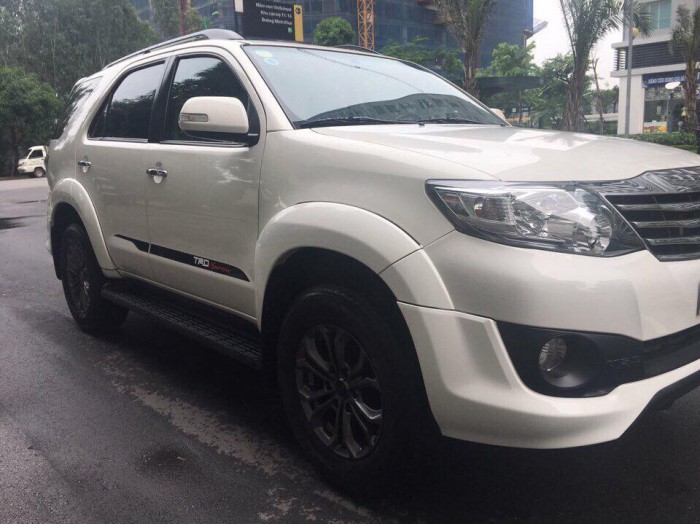 Bán nhanh kẹt tiền Fortuner Sportivo 2015 at màu trắng xe nhập