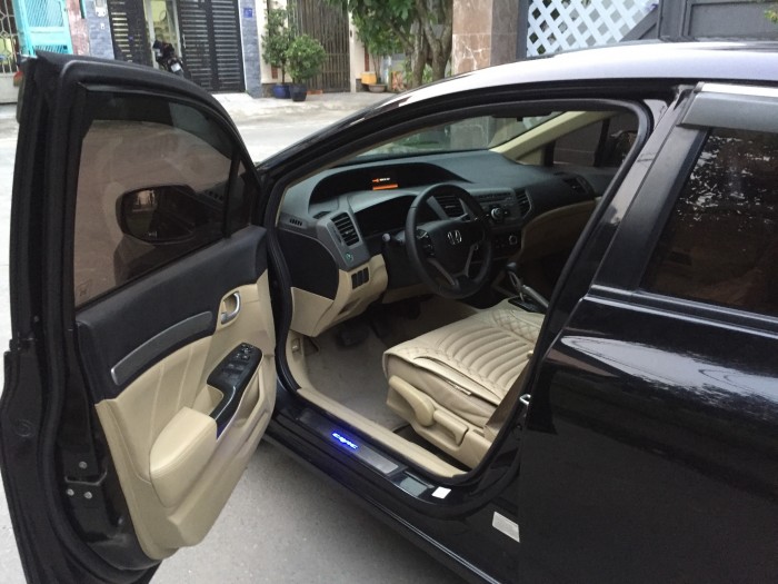 Bán chiếc Honda Civic 2014 màu đen tự động phiên bản 1.8
