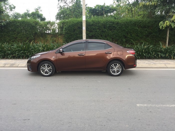Bán xe Toyota Altis 2015 phiên bản 1.8at màu nâu