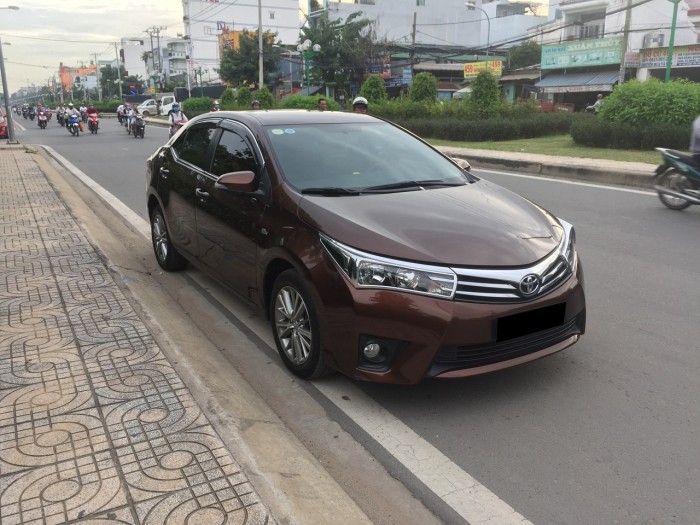 Bán xe Toyota Altis 2015 phiên bản 1.8at màu nâu