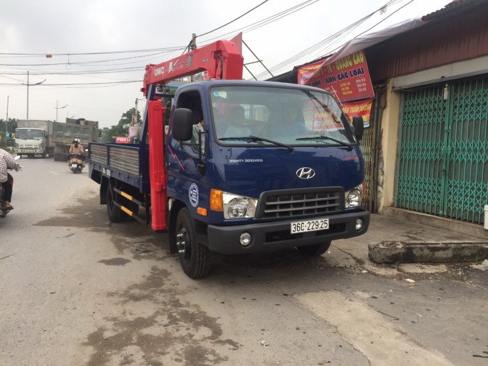 Xe tải huyndai Đồng vàng gắn cẩu 3 tấn 4 đốt có Chân nâng đầu sàn chở máy xúc,máy gặt.