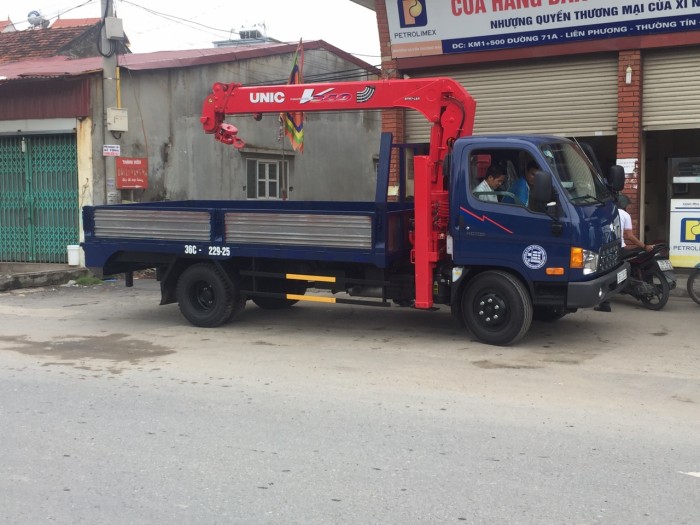 Xe tải huyndai Đồng vàng gắn cẩu 3 tấn 4 đốt có Chân nâng đầu sàn chở máy xúc,máy gặt.