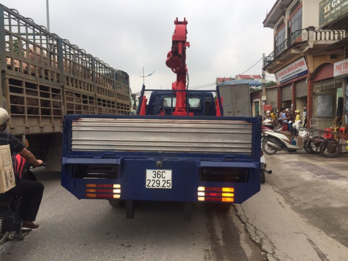 Xe tải huyndai Đồng vàng gắn cẩu 3 tấn 4 đốt có Chân nâng đầu sàn chở máy xúc,máy gặt.