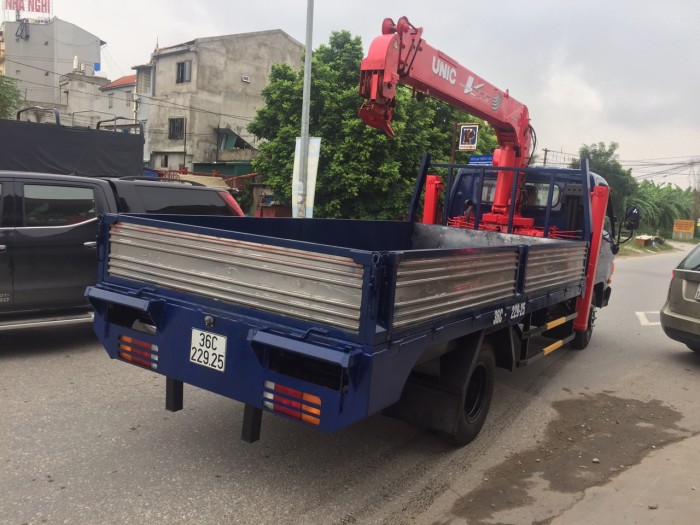 Xe tải huyndai Đồng vàng gắn cẩu 3 tấn 4 đốt có Chân nâng đầu sàn chở máy xúc,máy gặt.