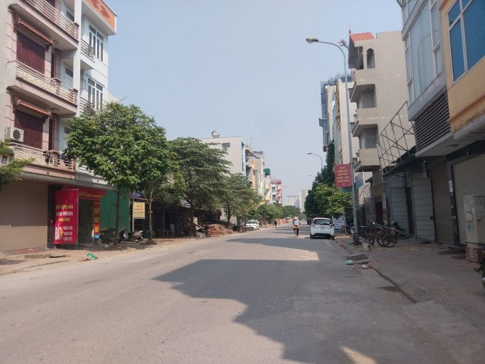 Chính chủ cần bán nhà mặt phố Nguyễn Ngọc Nại, MT :13m, vị trí đẹp, giá tốt.