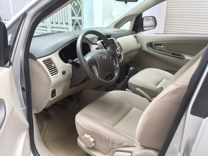 Bán xe Innova 5/2016 phiên bản 2.0E mt màu bạc