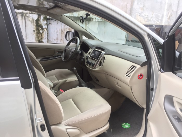 Bán xe Innova 5/2016 phiên bản 2.0E mt màu bạc
