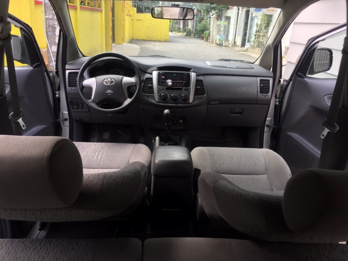 Bán chiếc Toyota Innova phiên bản 2.0E màu bạc đời 2013