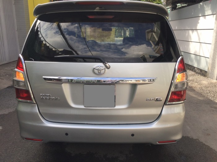 Bán chiếc Toyota Innova phiên bản 2.0E màu bạc đời 2013
