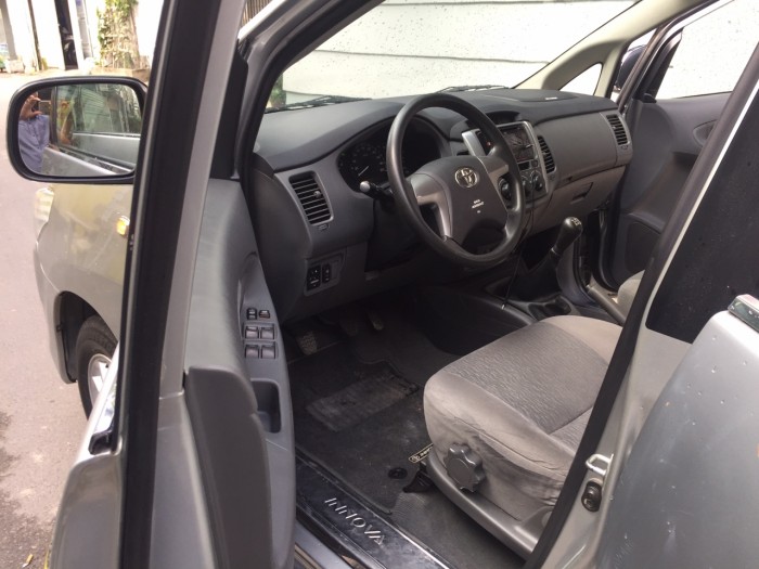 Bán chiếc Toyota Innova phiên bản 2.0E màu bạc đời 2013